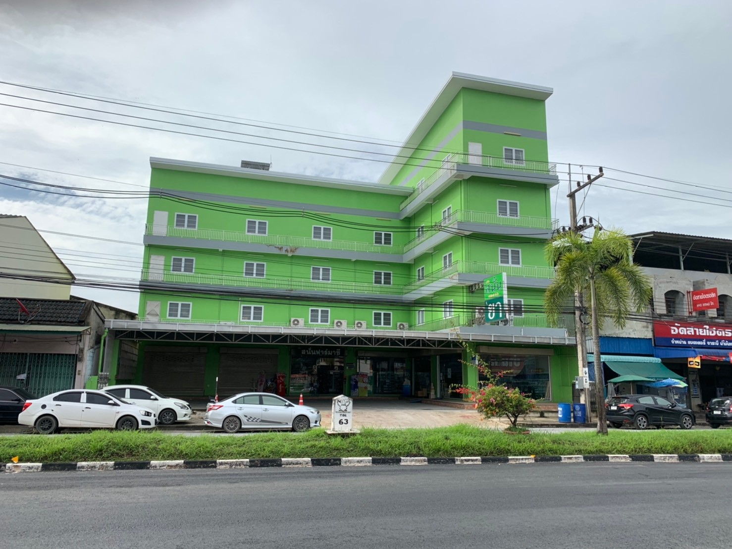 ตึกเขียวสูงตระหง่าน เห็นจากวงเวียนแยกเวียงสระ